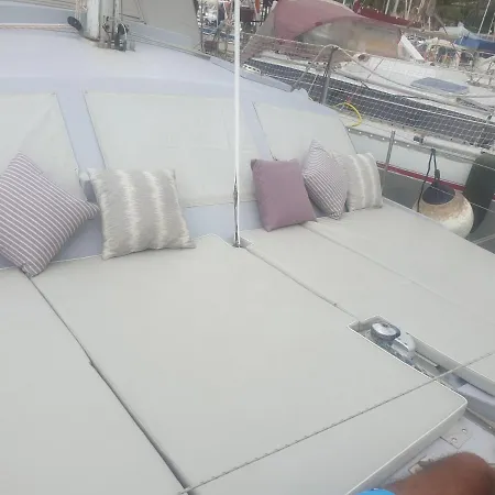 Relax Su Catamarano ספינת מלון סנרמו